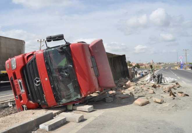 İNŞAAT MALZEMESİ YÜKLÜ TIR DEVRİLDİ