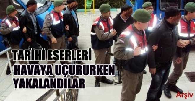 BOMBA İLE KAÇAK KAZI YAPARKEN YAKALANDILAR