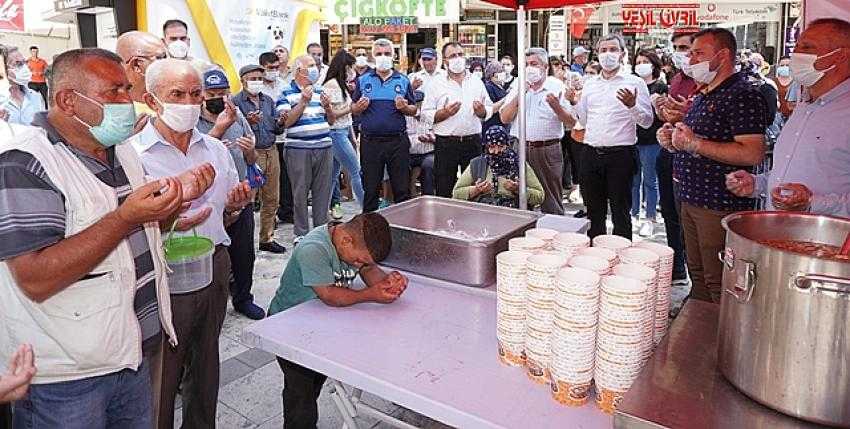 BELEDİYE VE KIZILAY AŞURE DAĞITTI