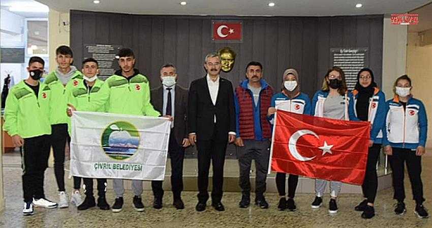 ÇİVRİLLİ MİLLİ SPORCULAR DUALARLA UĞURLANDI