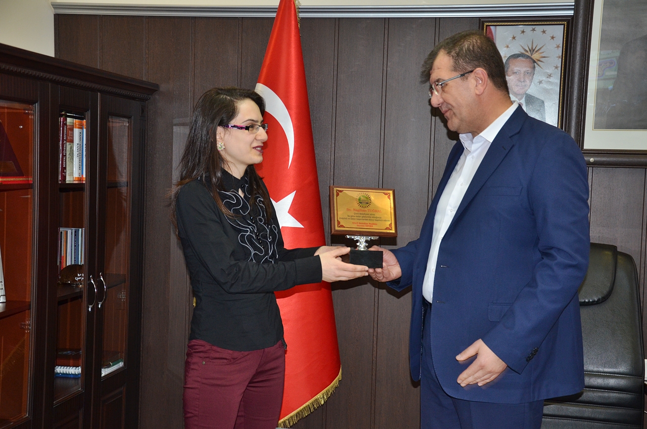 AVUKAT NAGİHAN TUĞRAL'A TEŞEKKÜR PLAKETİ