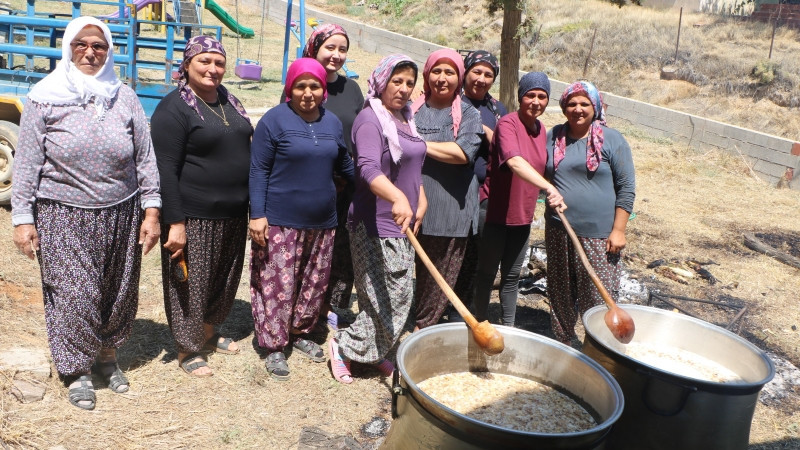 TOKÇA'DA GELENEKSEL AŞURE KAZANI KAYNADI