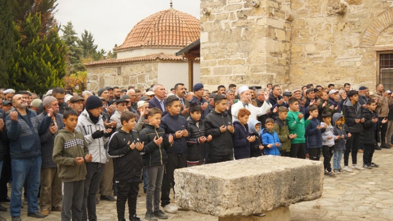 CAMİLERDEN EŞ ZAMANLI DUA EDİLDİ DEDEKÖY CAMİİNDE ELLER SEMAYA AÇILDI