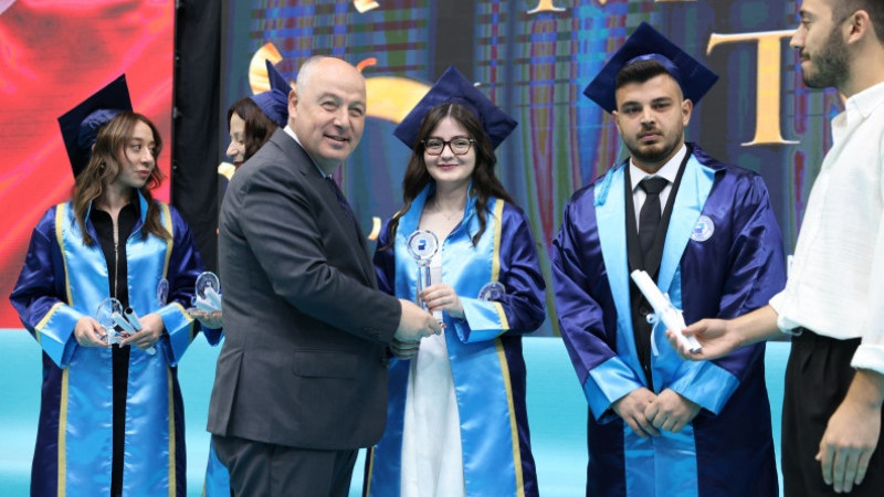 TIP FAKÜLTESİNİ BİRİNCİLİKLE BİTİRDİ ÇİVRİL’İN GURUR OLDU