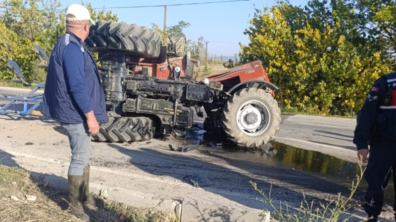 Çivril'de Meydana Gelen Kazada Traktör İkiye Bölündü