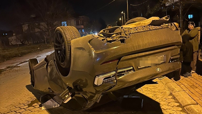 Çivril'de Refüje Çarpan Araç Takla Attı : İki Yaralı