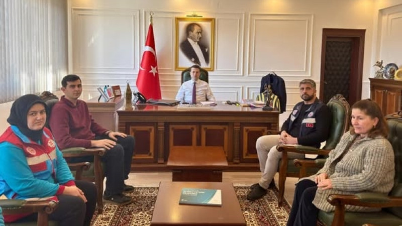 Kaymakam İl Birincisi Olan Personeli Tebrik etti