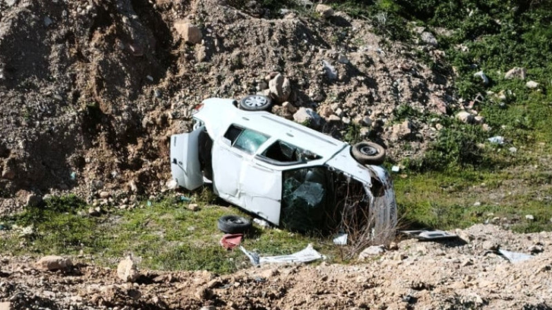 Yol Kenarında Duran Kamyona Çarpan Araç Takla Attı ; 4 Yaralı