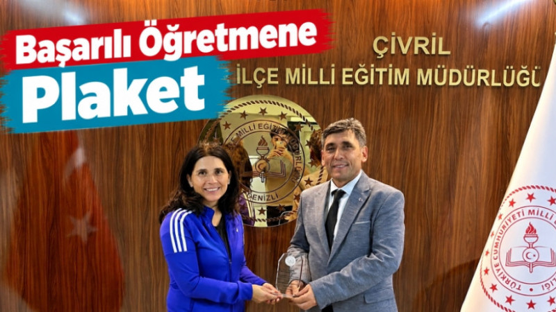Çivril İlçe Millî Eğitim Müdüründen Başarılı Öğretmene Plaket