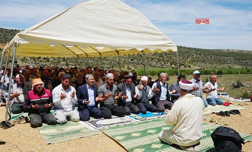 KAZANLAR VURULDU ELLER YAĞMUR İÇİN AÇILDI